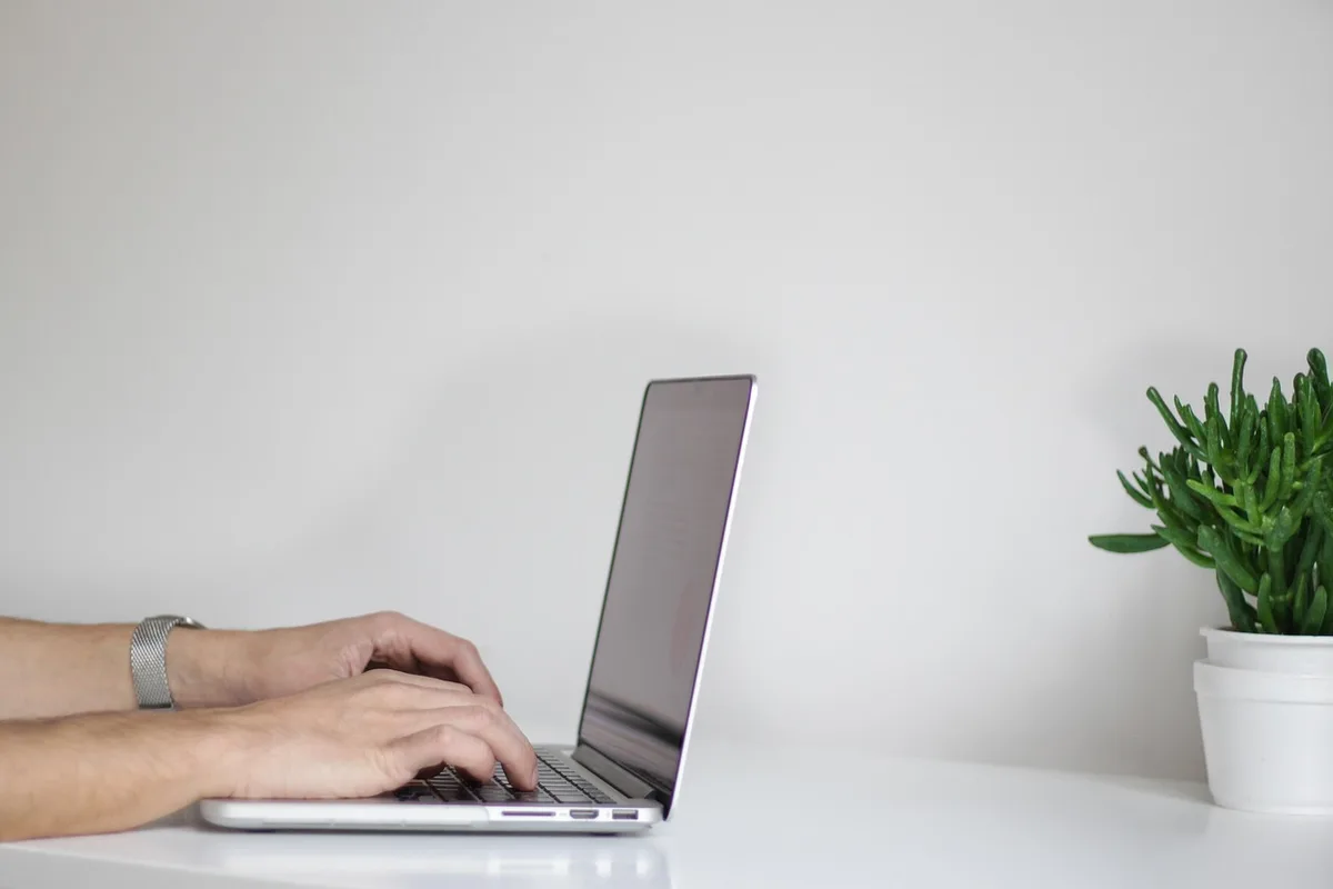 Kleines Redaktionsteam arbeitet an Laptops und Notizen