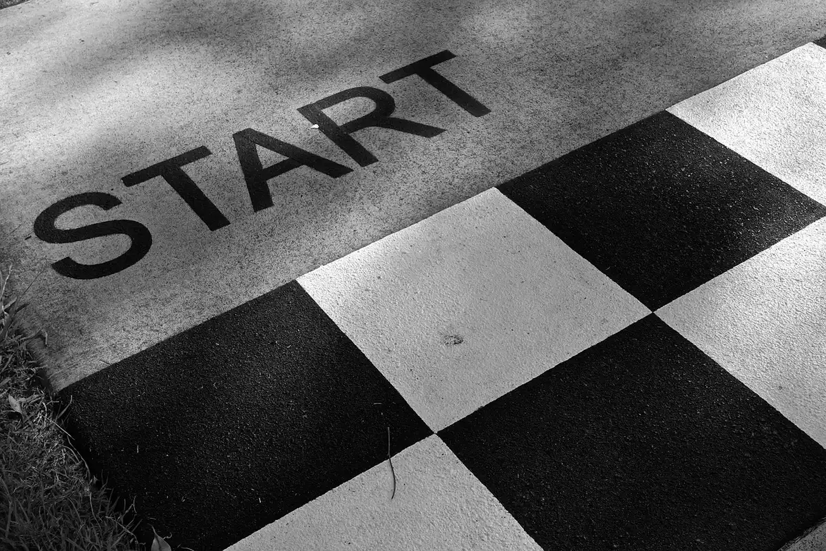 Läuferinnen und Läufer am Start einer Probeveranstaltung auf einer Stadtstraße