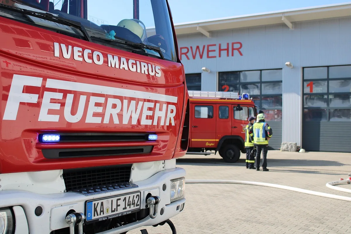 Rettungskräfte mit Notfallausrüstung und Naloxon