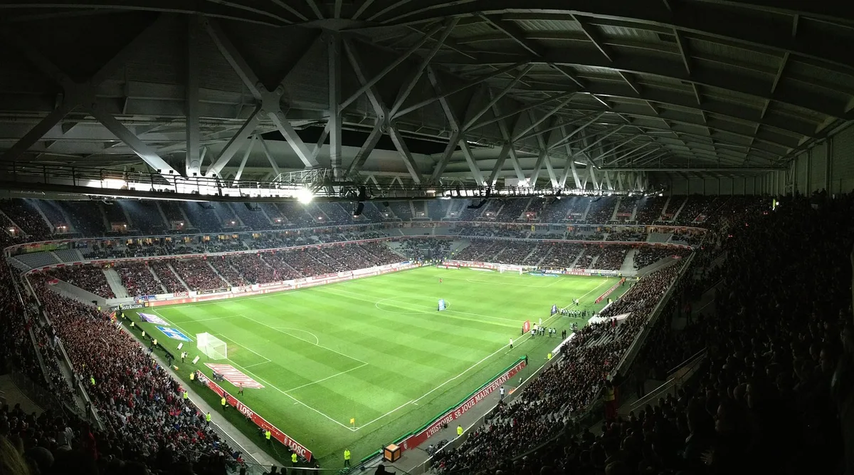 Kleine Klubs feiern: Spieler und Fans in kleinem Stadion nach einem Tor