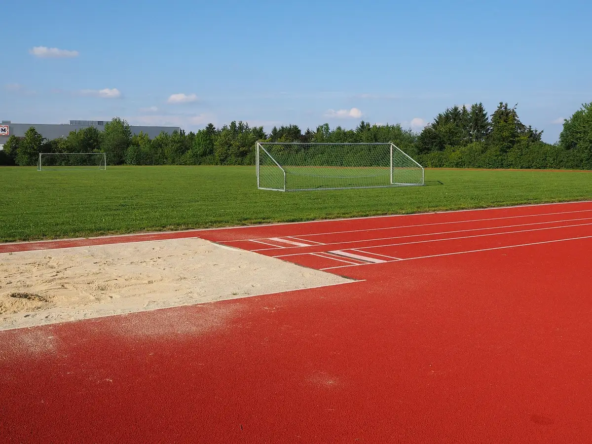 Weitspringer in Aktion beim Weitsprung-Wettbewerb