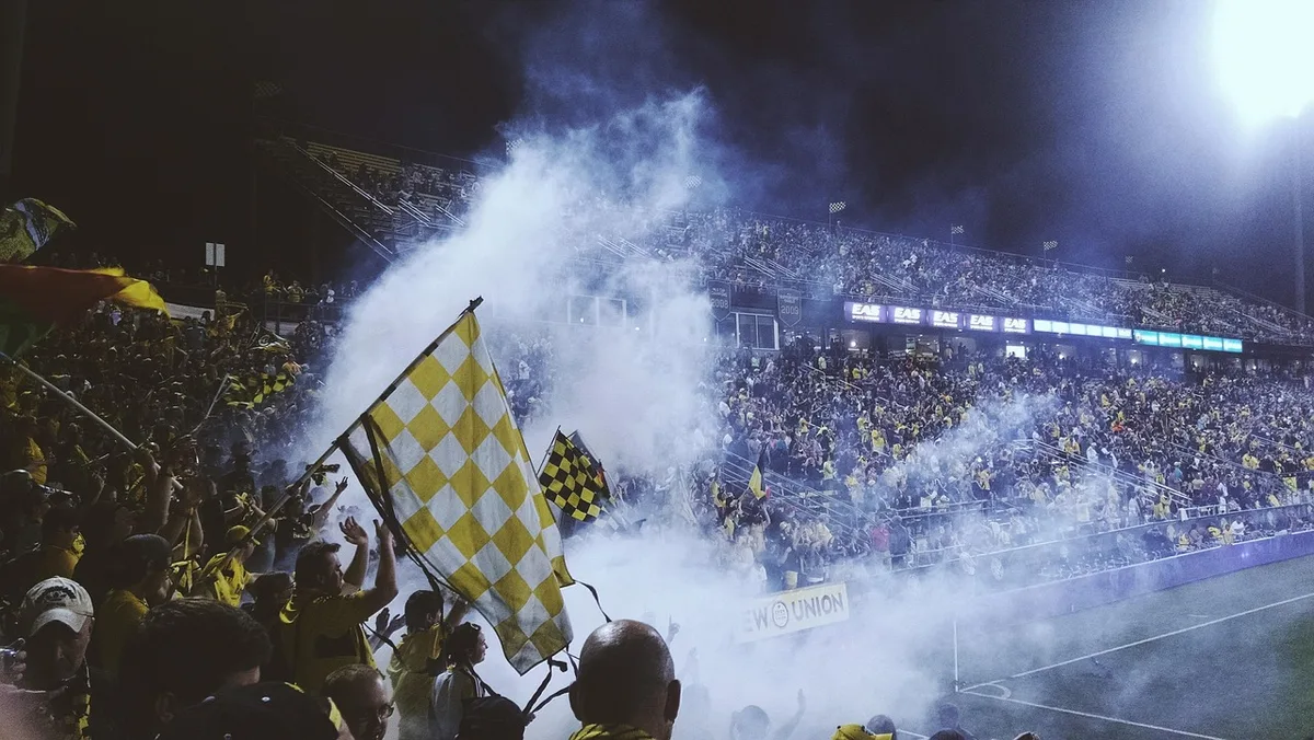Ticketschalter an einem Stadioneingang mit wartenden Besuchern
