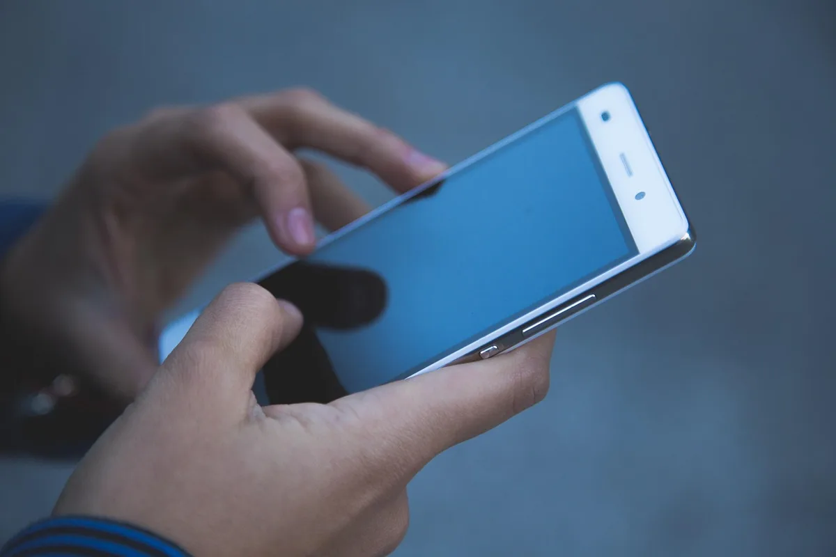 Aktenstapel und ein mobiles Telefon als Beweis auf einem Gerichtstisch