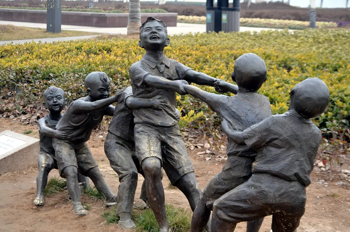 Konservator hebt bronzene Statuetten aus Erde bei einer Ausgrabung