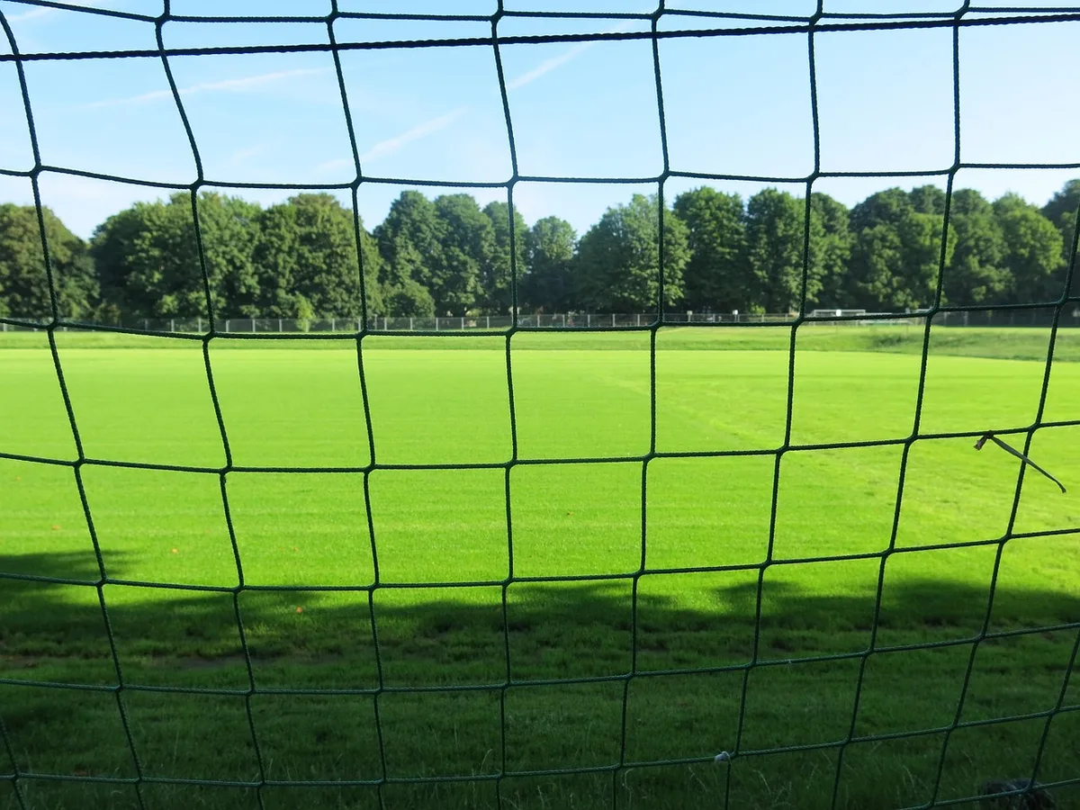 SSV Jeddeloh Spieler feiern stumm abgewandt auf dem Spielfeld