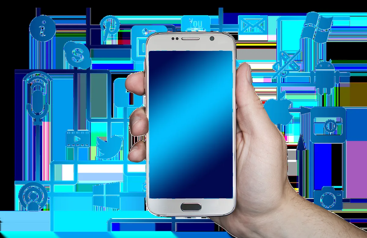 Hand hält Smartphone mit Vorher‑Nachher‑Bild eines Promis