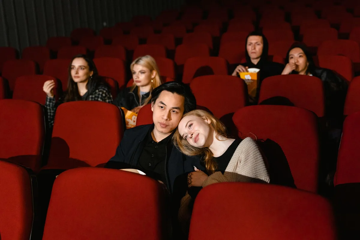 Publikum in einem Programmkino bei einer anschlie&szlig;enden Diskussion