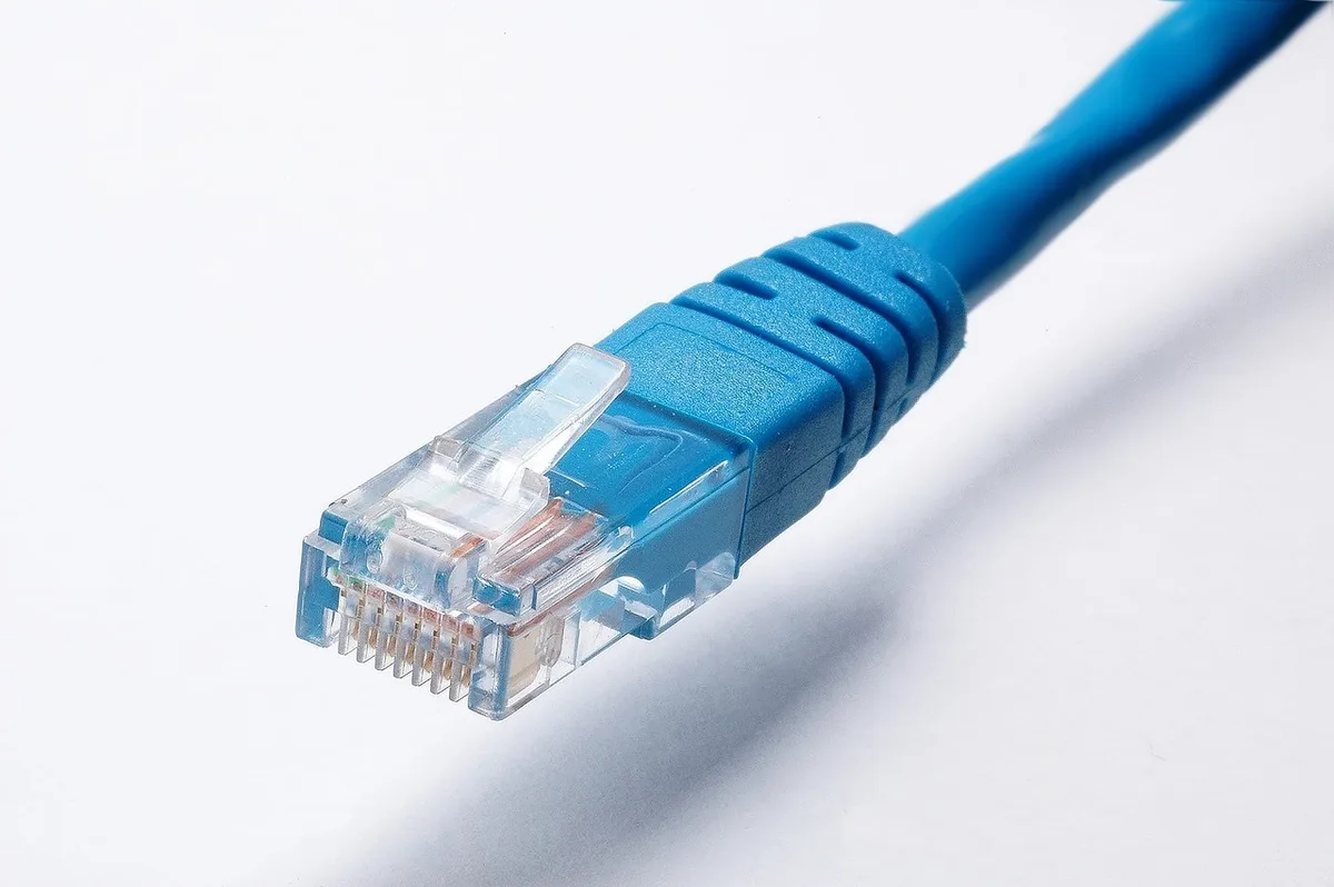 Serverracks in einem Rechenzentrum symbolisieren kompromittierte IT-Infrastruktur