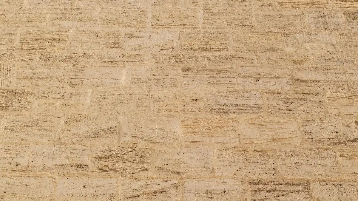 Alte Steinmauer trennt zwei Bereiche, symbolisiert Abgrenzung und Barrieren