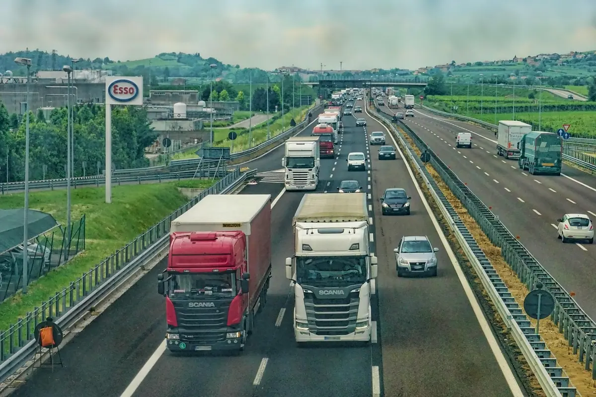 Mehrere Lastwagen auf einer Autobahn im dichten Verkehr