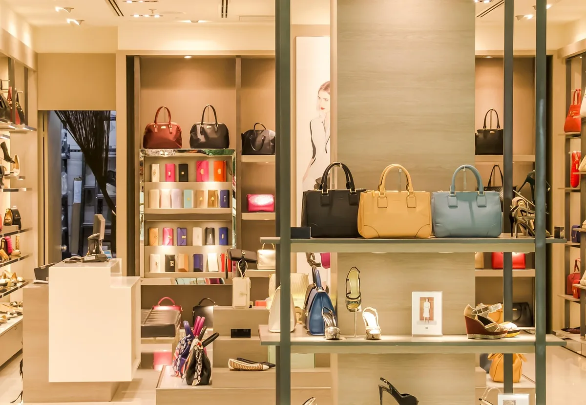 Geschlossene Schiebetür in einem eleganten Badezimmer einer High-End-Boutique