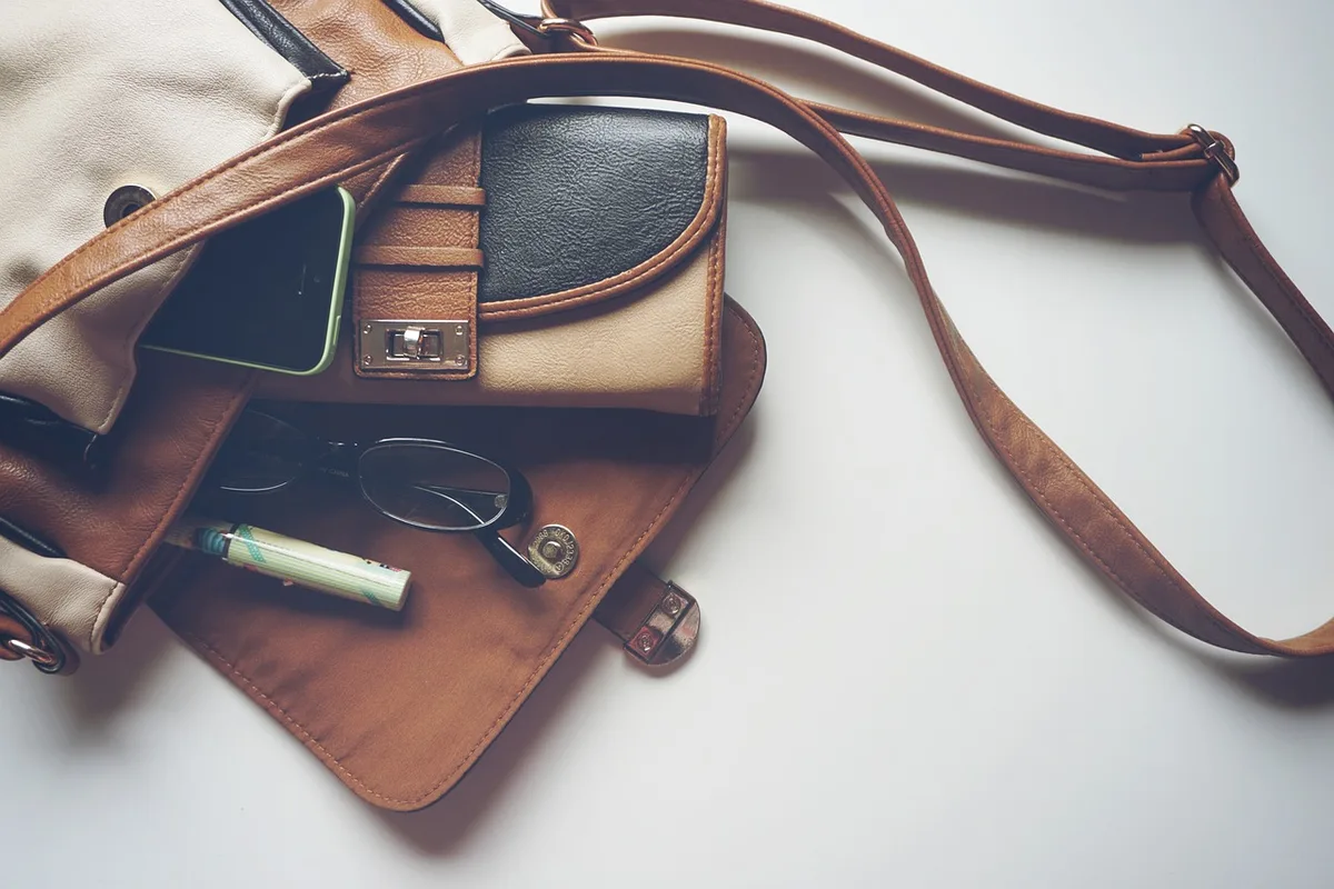 Luxushandtasche mit charakteristischem Design, bekannt für ihre schwierige Öffnung