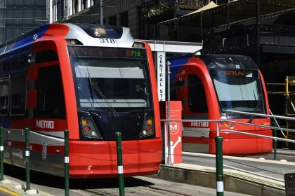 Fahrgäste steigen in einen vollen Bus ein und fahren zur Arbeit