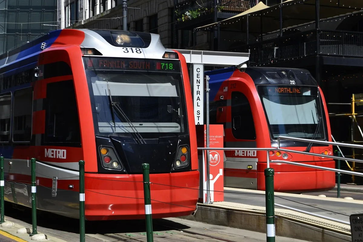 Fahrgäste steigen in einen vollen Bus ein und fahren zur Arbeit