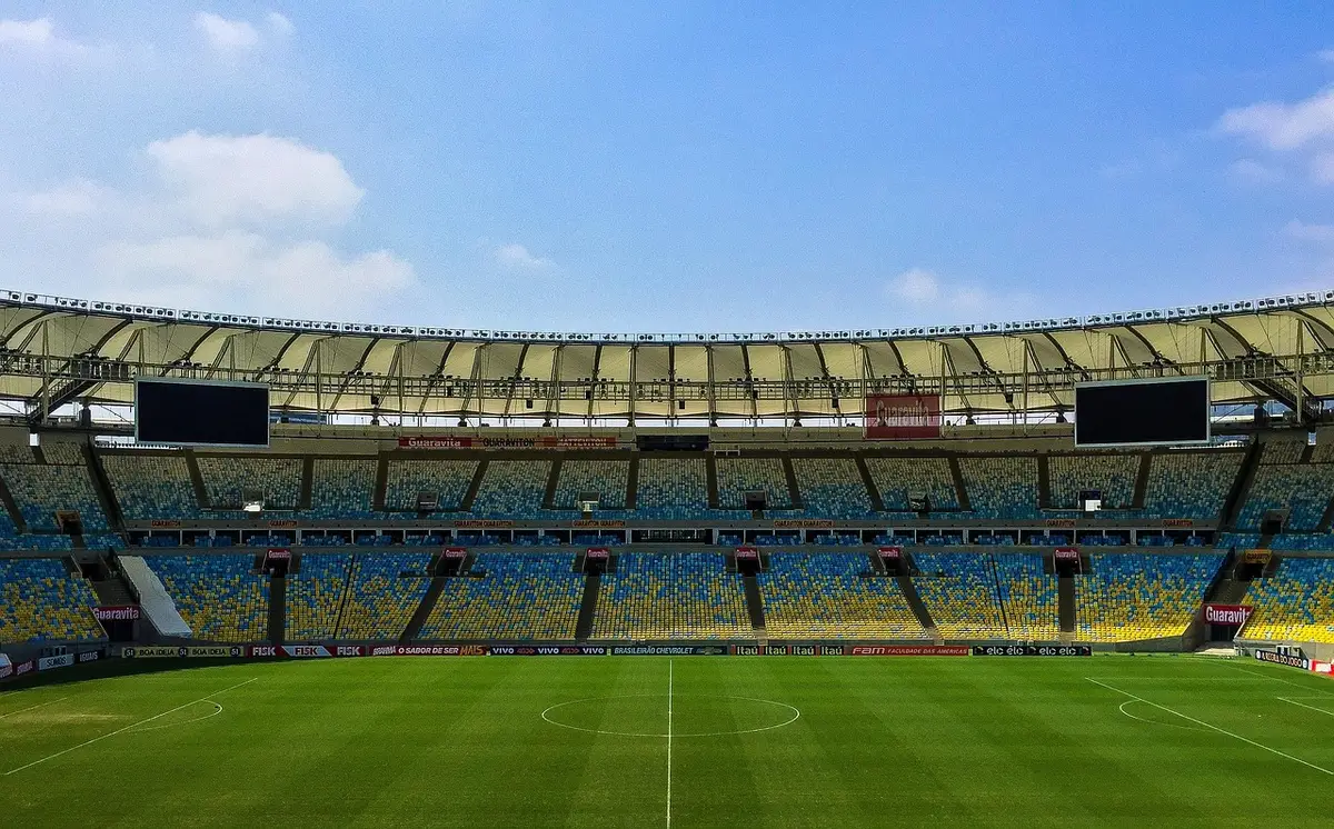 &Uuml;bertragungstechnik und Kameras im Stadion w&auml;hrend einer Fu&szlig;ball&uuml;bertragung