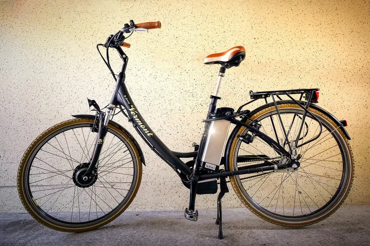 Stilisierte Darstellung eines E‑Bike‑Unfalls in einer engen Gasse