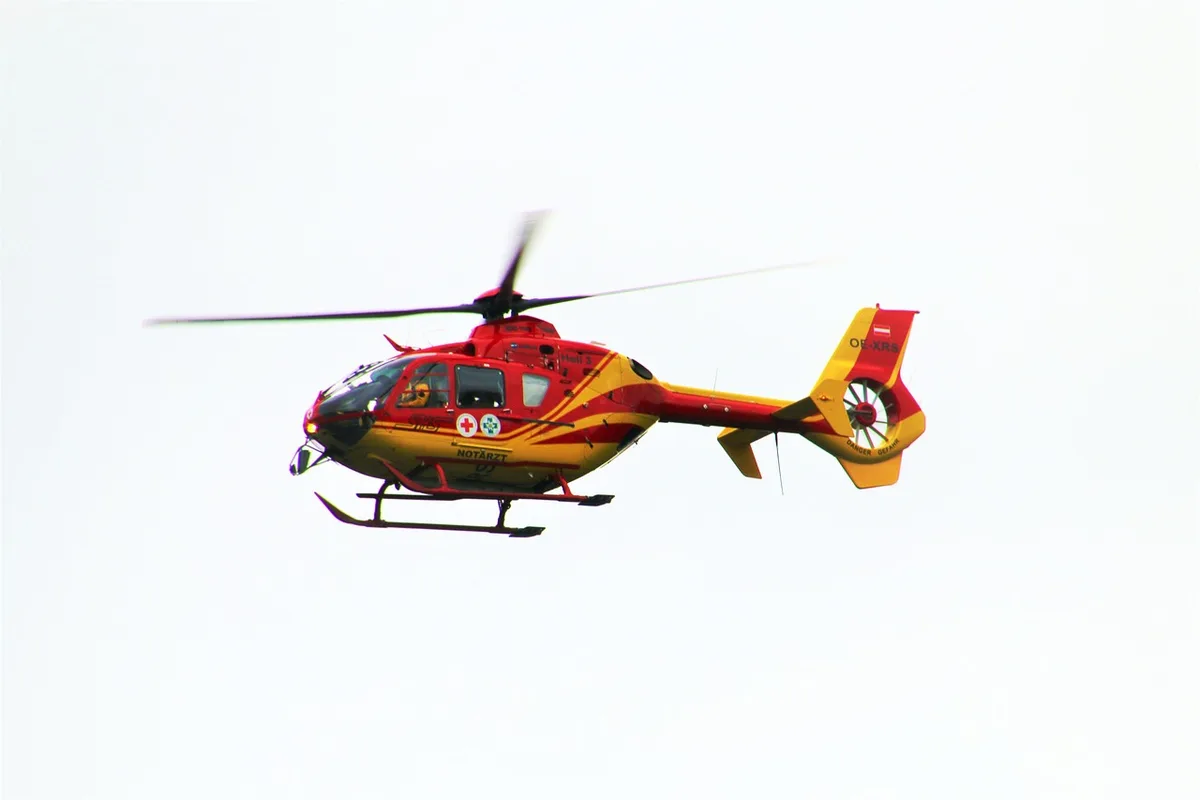 Rettungshubschrauber über alpinem Gelände