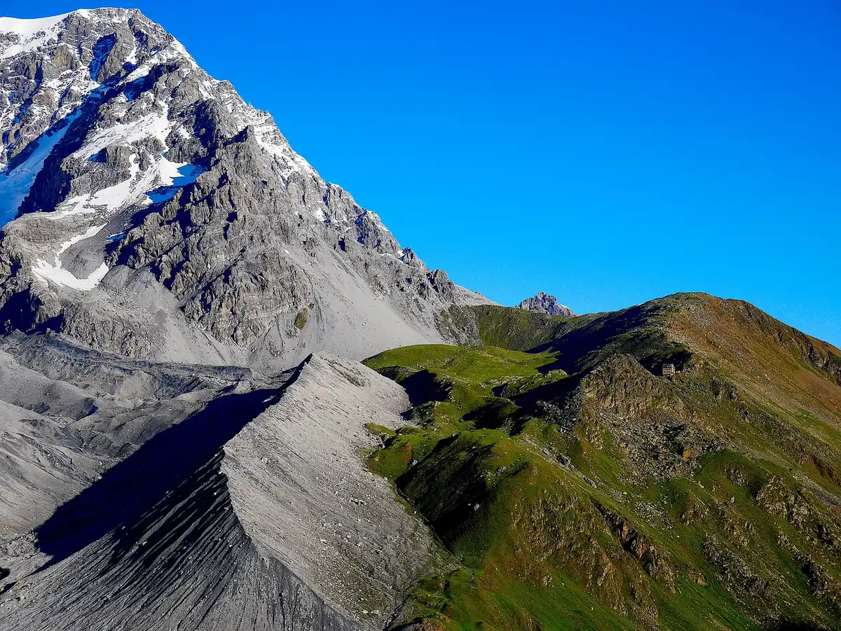Geschlossene Schutzhütte mit Bergsteigern in der Nähe