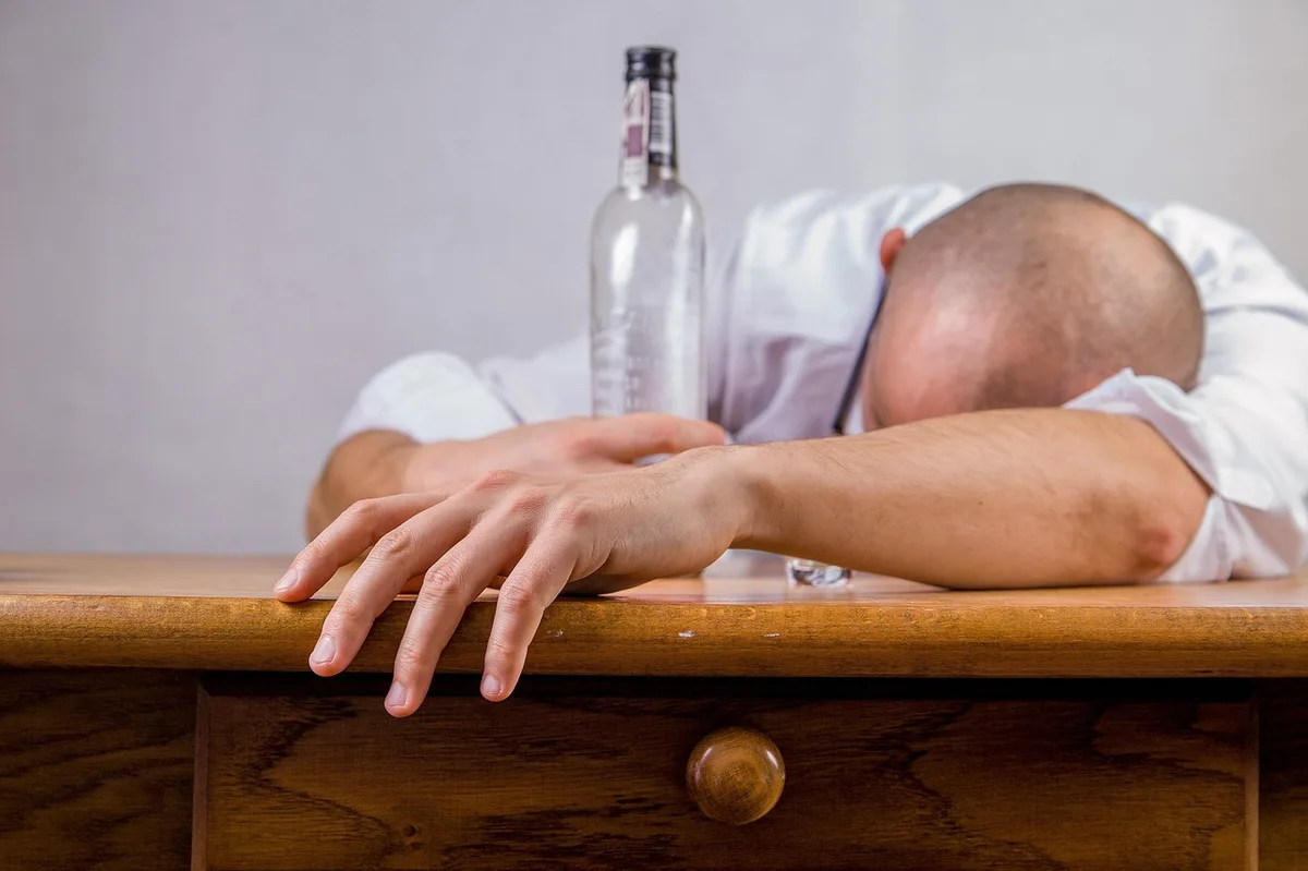 Kurier trinkt Wasser während einer Arbeitspause