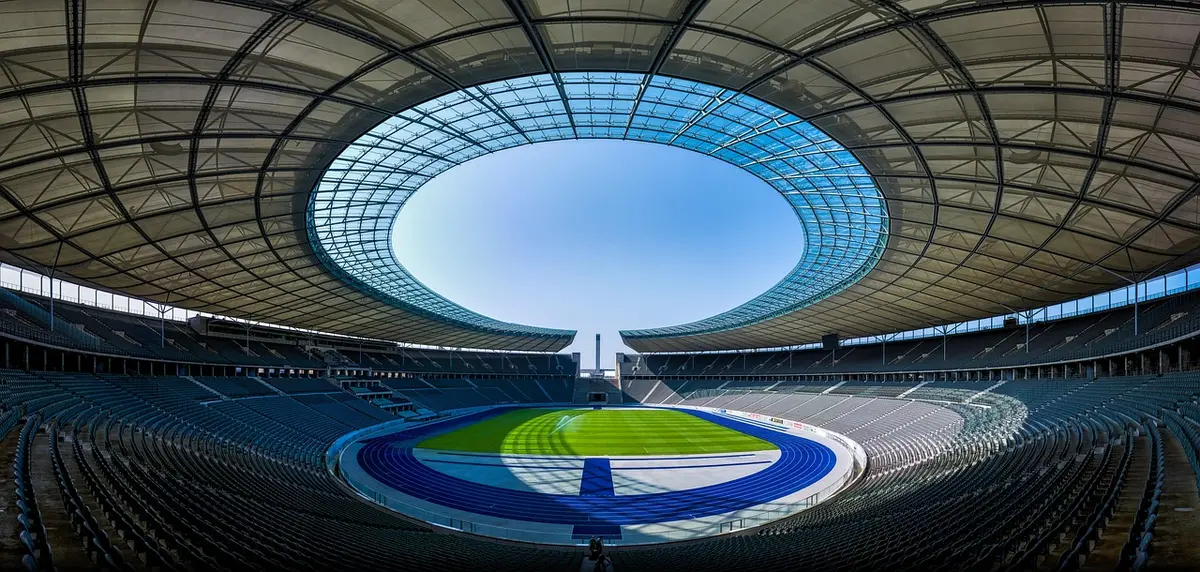 Fußballfans jubeln und feiern im Stadion während eines Spiels