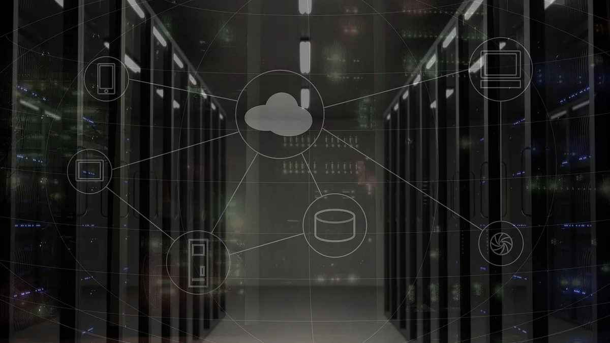 IT-Sicherheitsexperte analysiert Daten auf Computerbildschirmen