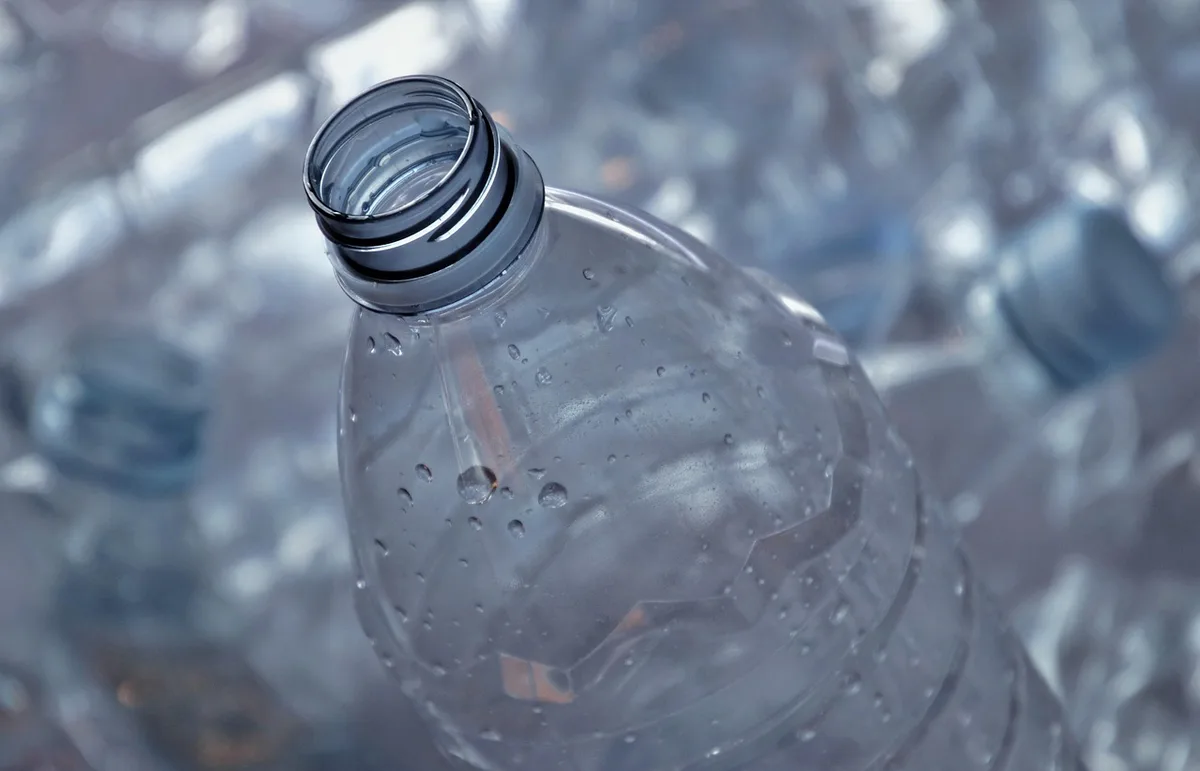 Verschiedene Sprühflaschen aus Glas, Plastik und recyceltem Material nebeneinander