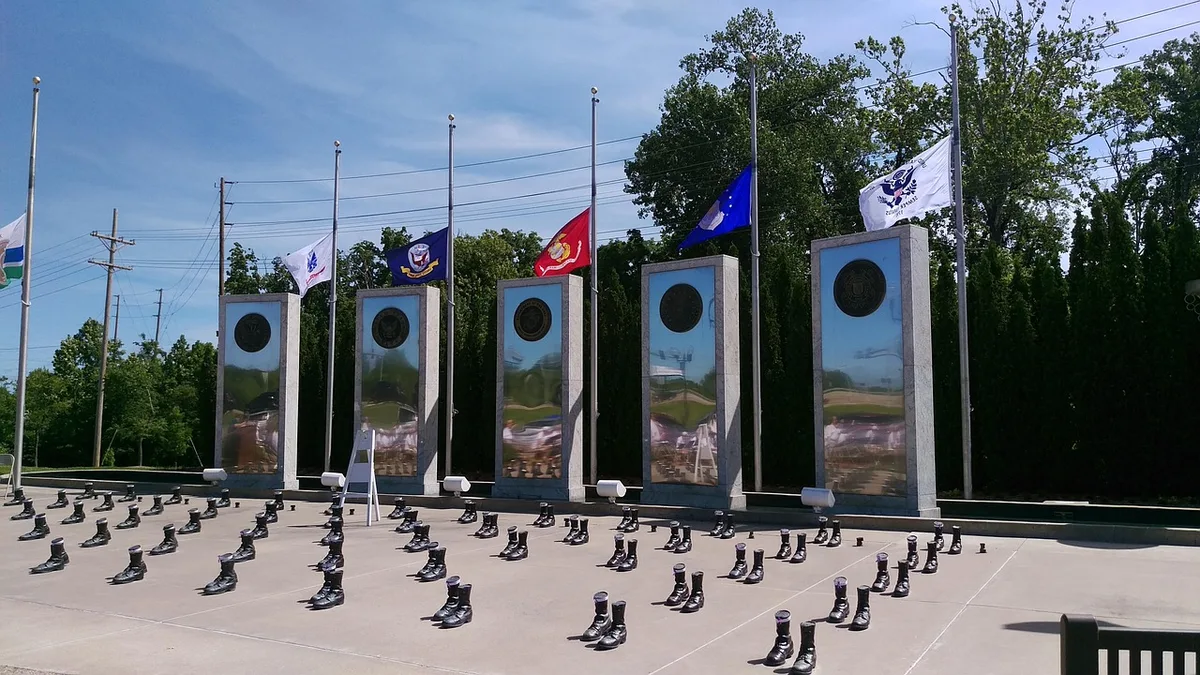 Amerikanische Flagge auf Halbmast als Zeichen der Trauer