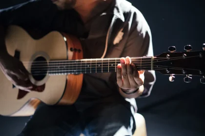 Leere Bühne mit Mikrofon und Gitarre unter warmem Licht in Country-Musik-Atmosphäre