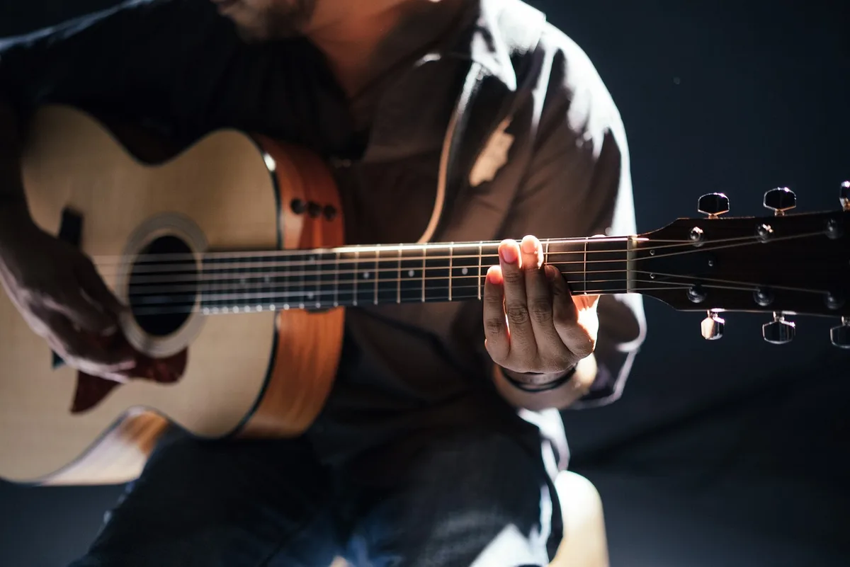 Leere Bühne mit Mikrofon und Gitarre unter warmem Licht in Country-Musik-Atmosphäre