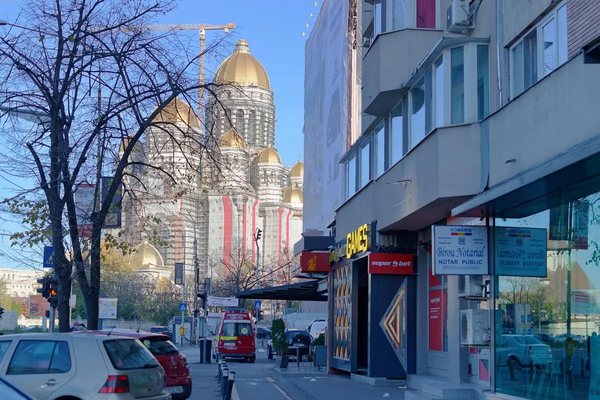 Baustelle auf einer städtischen Straße mit Absperrungen und Baggern