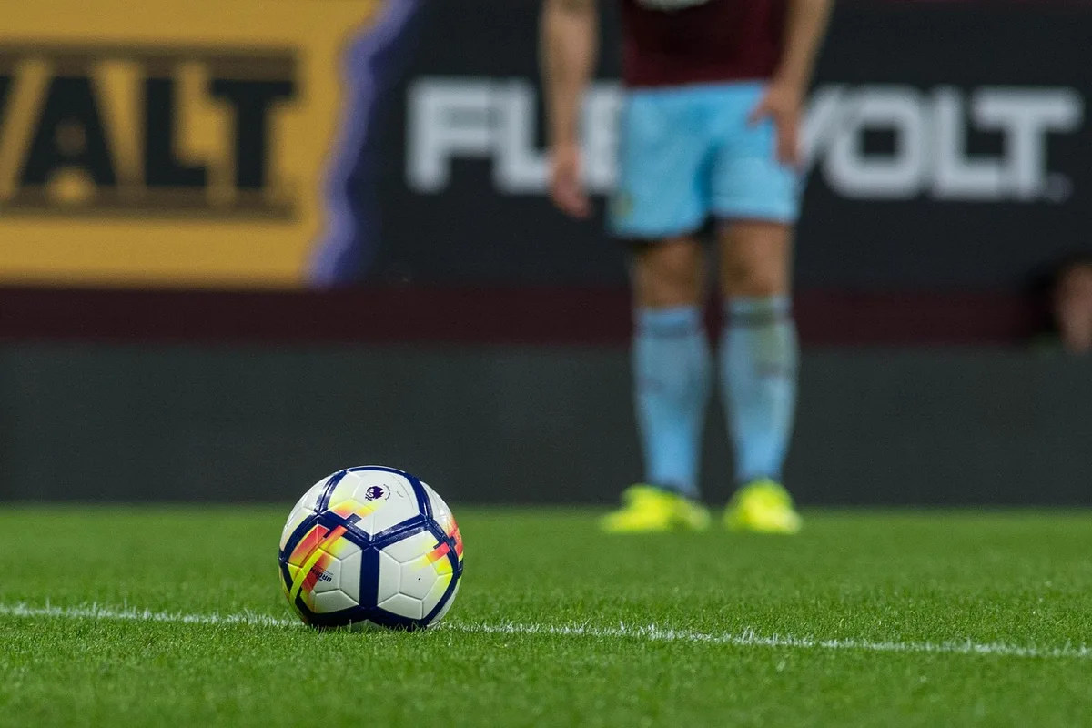 Fußballspiel in der Premier League mit Spieleraktion