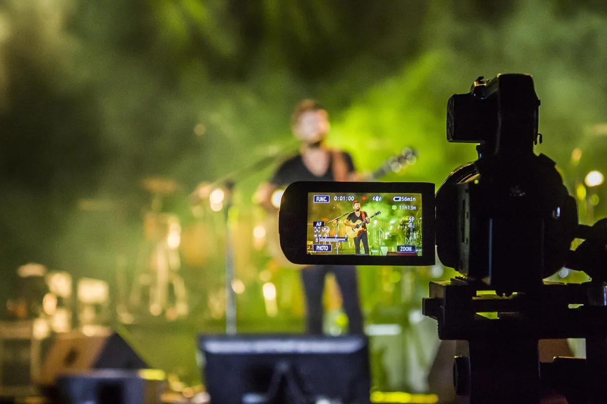 Drei Männer filmen eine Konfrontation mit einer Handykamera