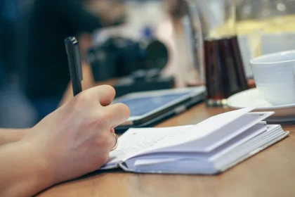 Briefwahlunterlagen mit Umschlägen und Stimmzettel auf einem Tisch