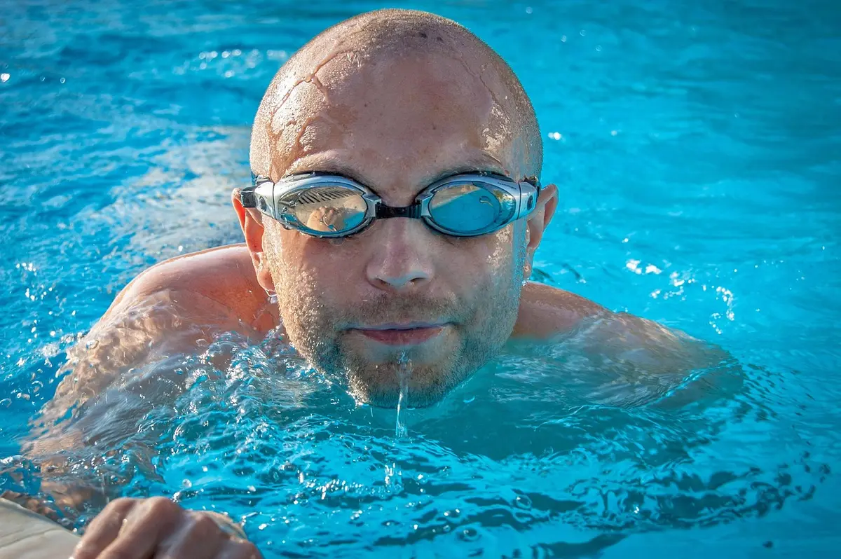 25-Meter-Becken auf einem städtischen Platz mit Badenden