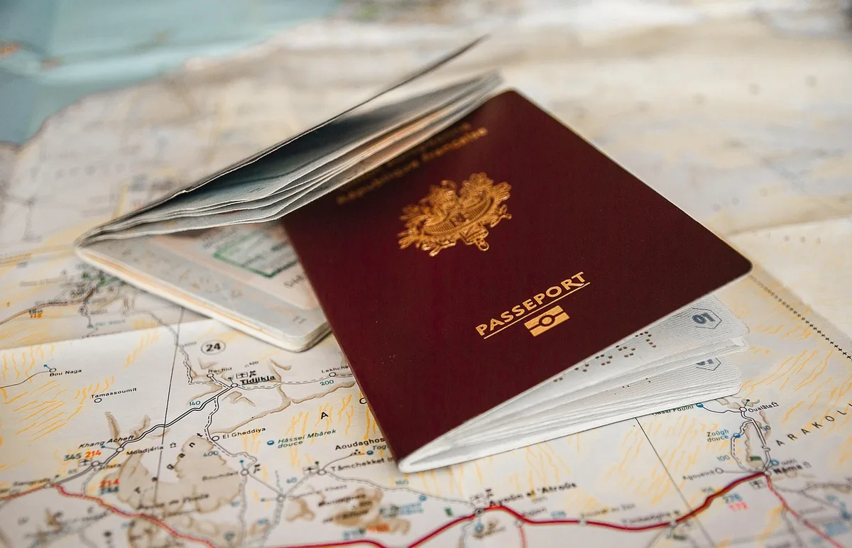Deutscher Pass und Wahlbenachrichtigung auf einem Tisch