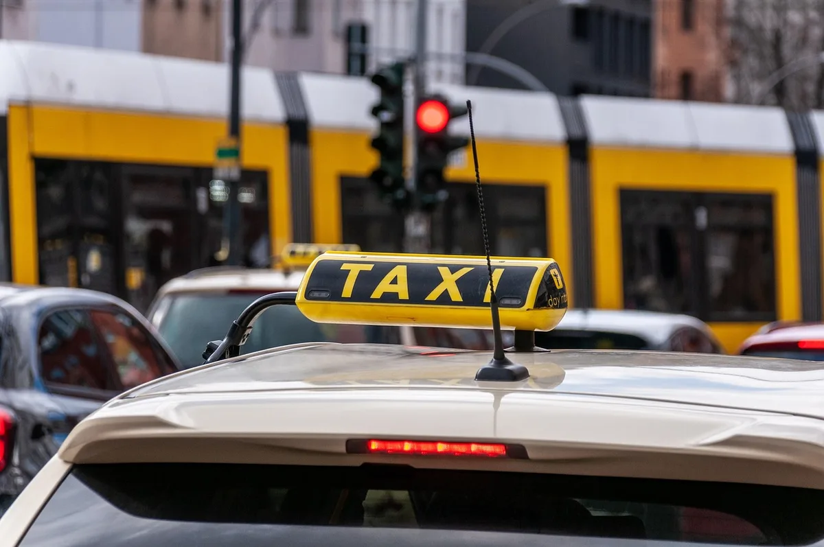 Verkehrsschilder und Stra&szlig;ensperrungen in der Berliner Innenstadt