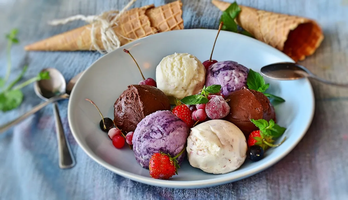 Bunte Gelato-Sorten in Vitrinen einer modernen Eisdiele mit ausgefallenen Geschmacksrichtungen