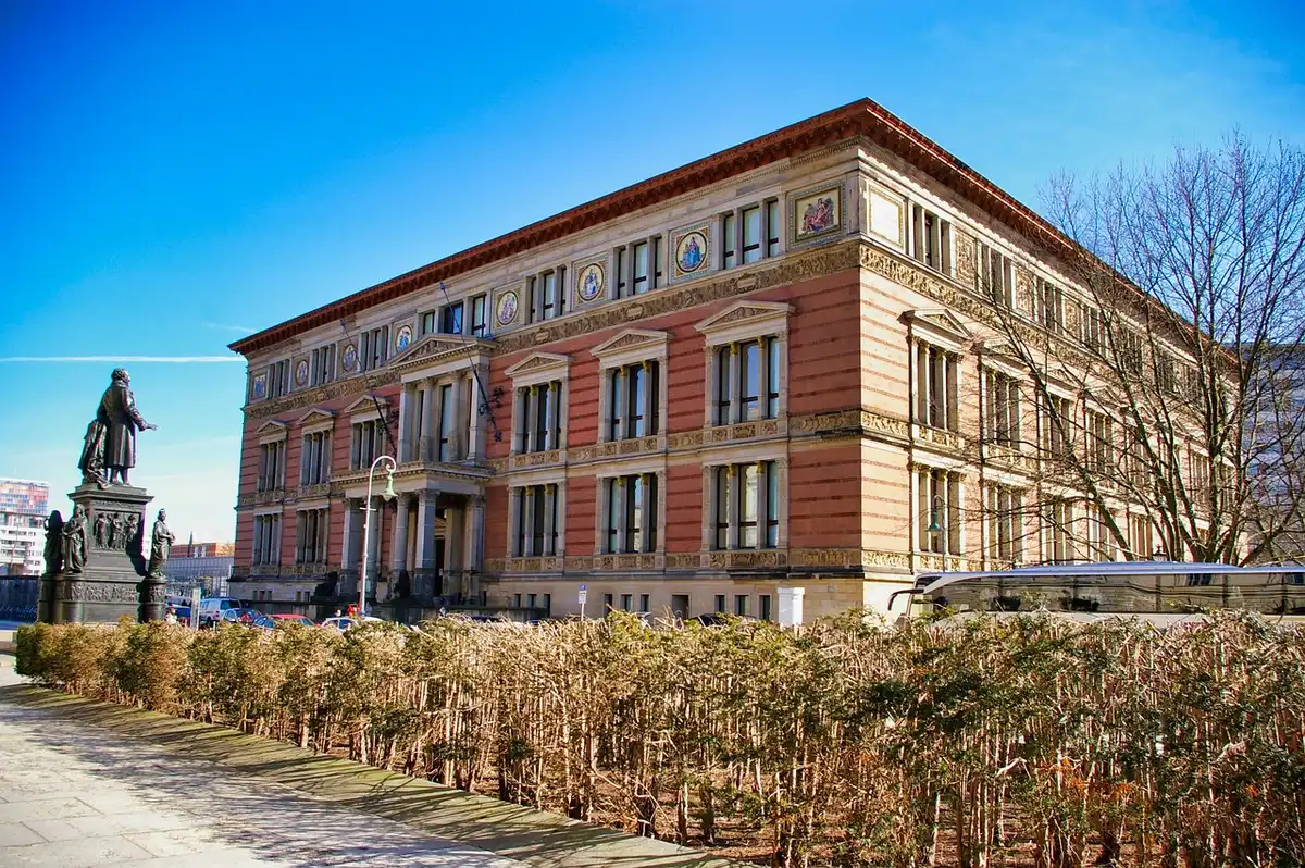 Modernes Kunstmuseum mit Besuchern in der Ausstellung