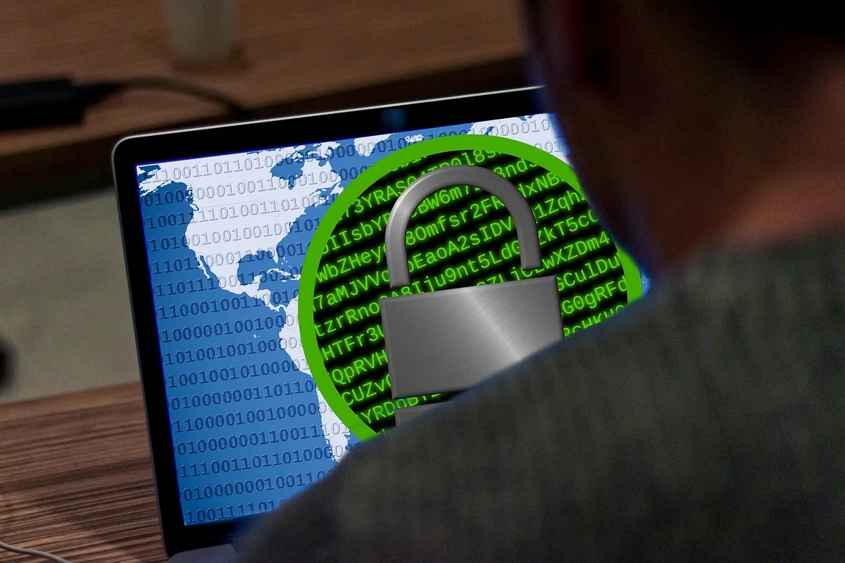 Symbolische Darstellung eines Cyberangriffs mit roten Sicherheitswarnungen auf einem Netzwerk
