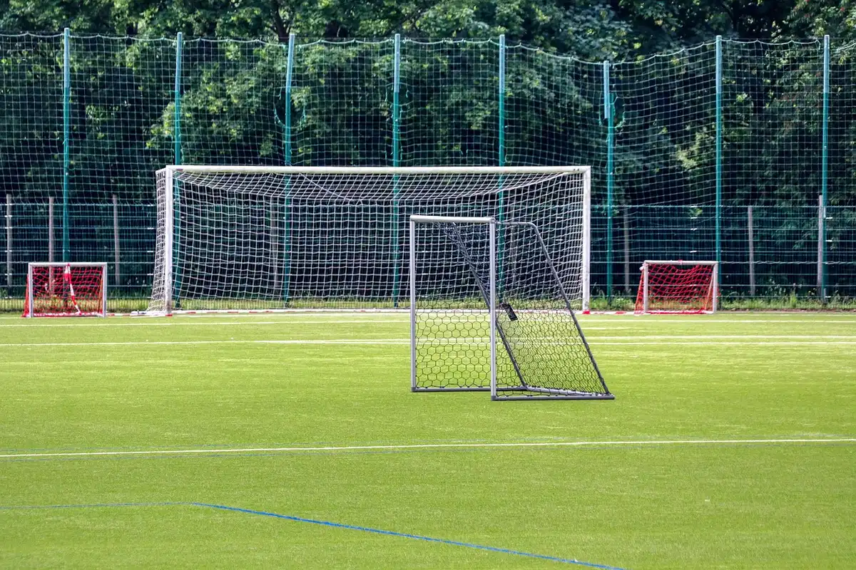 Anonymes Trainingsgelände mit Fußballschuh und Trikot auf Kunstrasen
