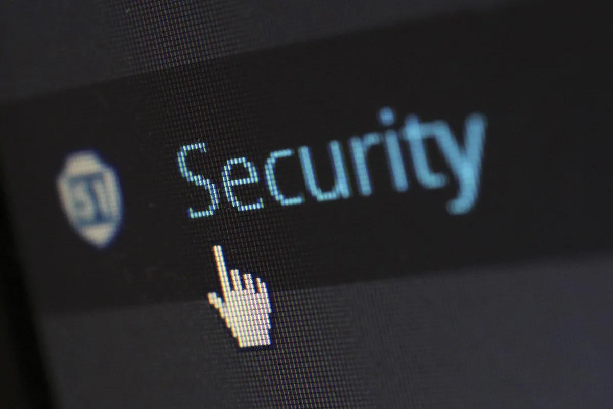 Workshop zur Cyberkompetenz: Teilnehmende an Laptops bei Schulung