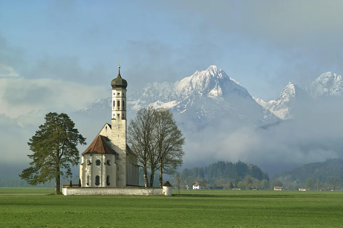Außenansicht einer historischen Kreuzberger Kirche in der Abenddämmerung