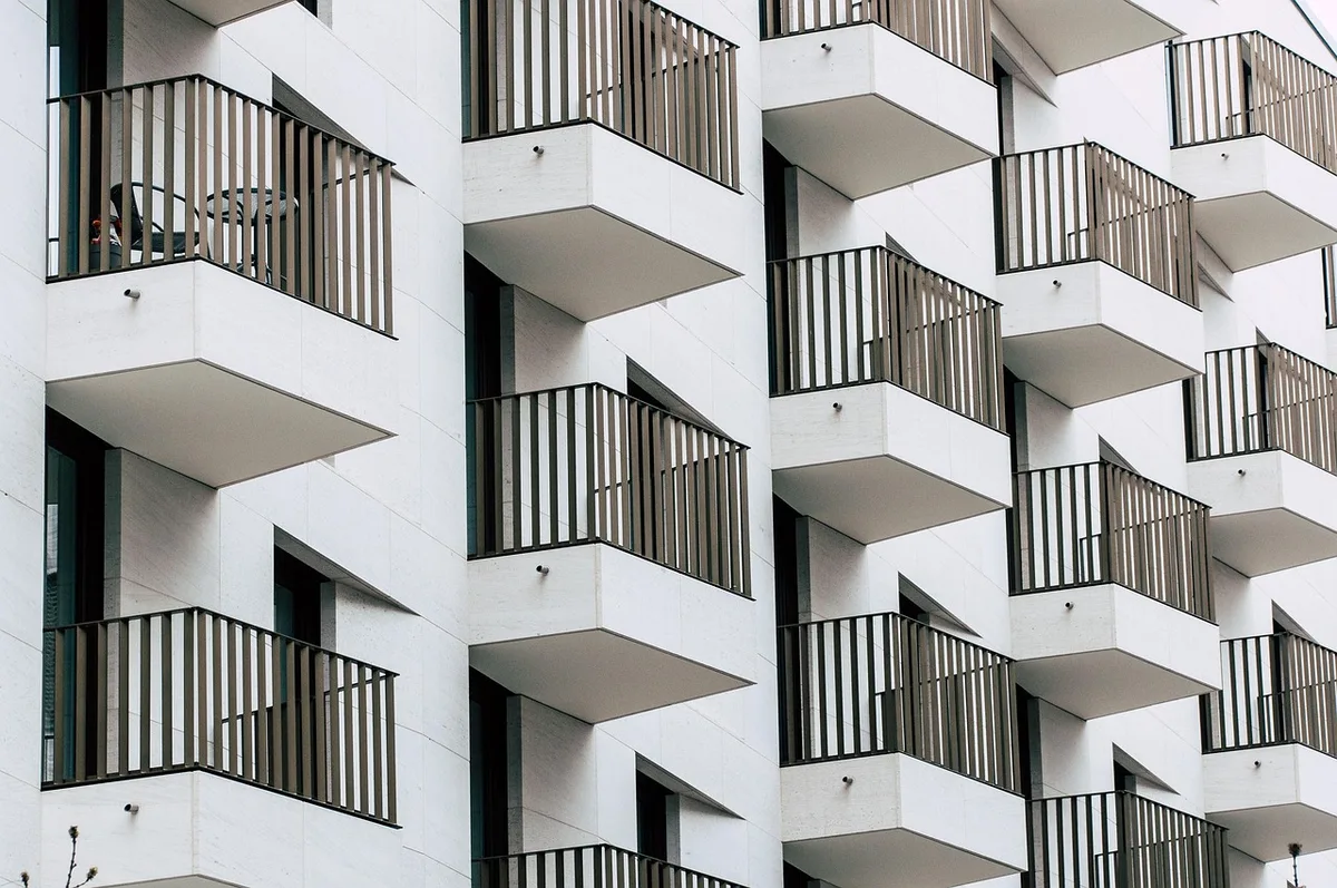 Symbolische Darstellung eines Wohnungsflurs mit Notfalltrage