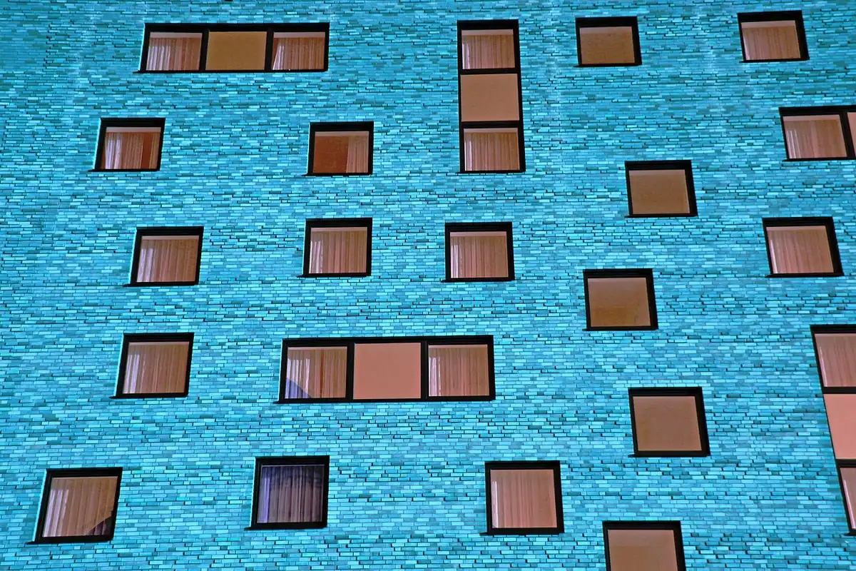 Silhouette zweier Personen in einem Apartmentflur neben einer Trage