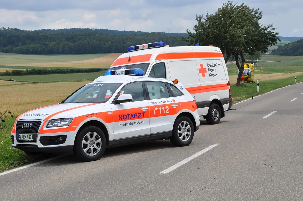 Einsatzfahrzeuge beim Verladen von Material zur schnellen Verlegung