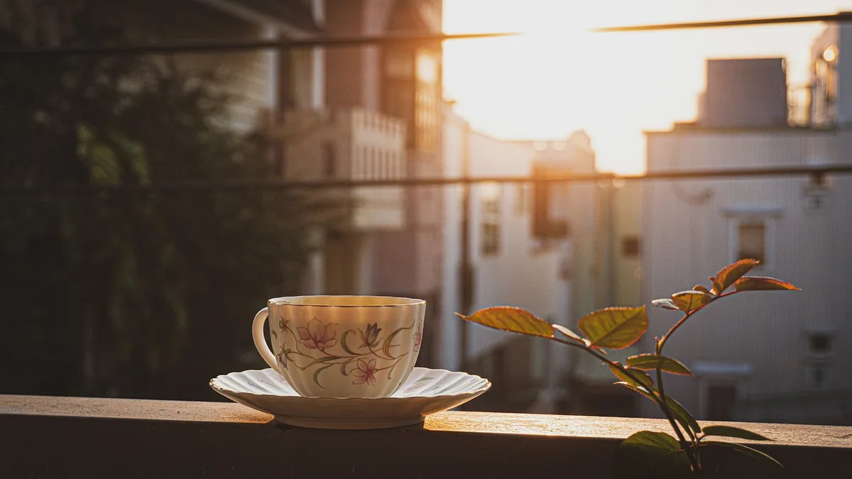 Beratungsraum mit Tisch, Tasse und Informationsmaterial