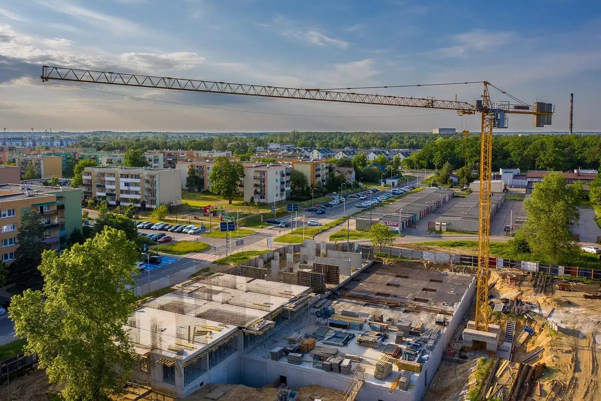 Stillgelegte Baustelle mit Kränen und Baumaterial in der Stadt