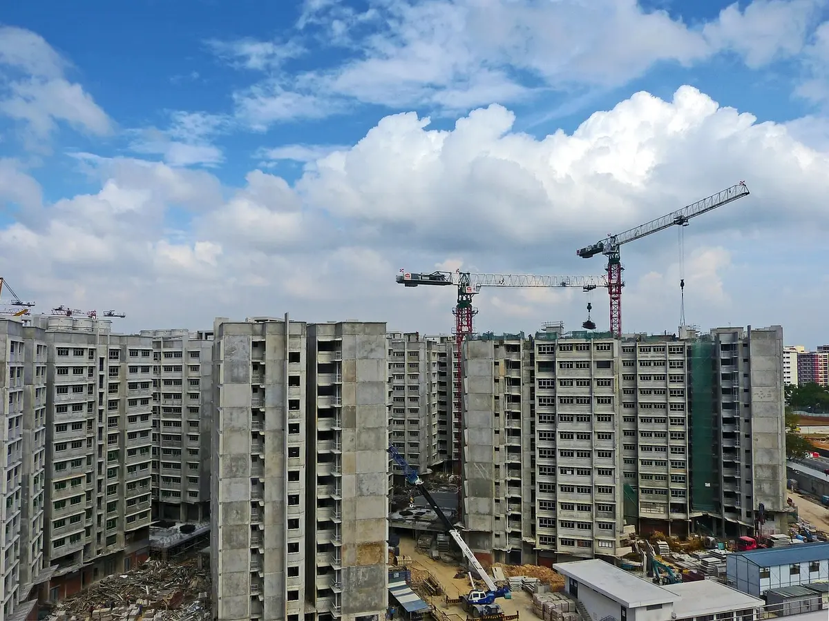 Städtische Wohnbaustelle mit Rohbauten und Absperrungen