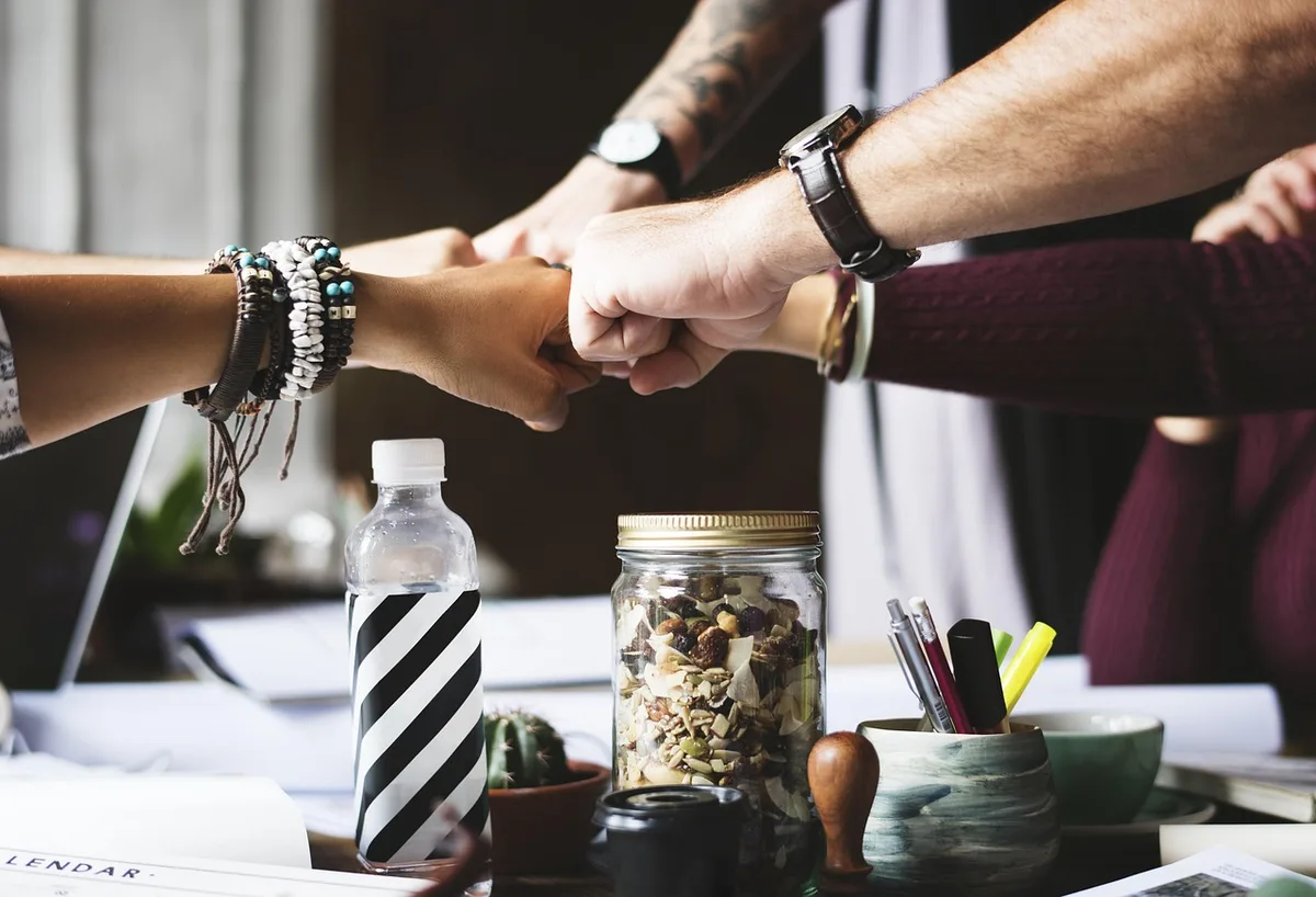 Team in Büro beim Planen von Energieeffizienzmaßnahmen
