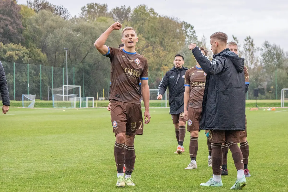 Hertha-Spieler steigen selbstbewusst in den Mannschaftsbus vor der Abreise